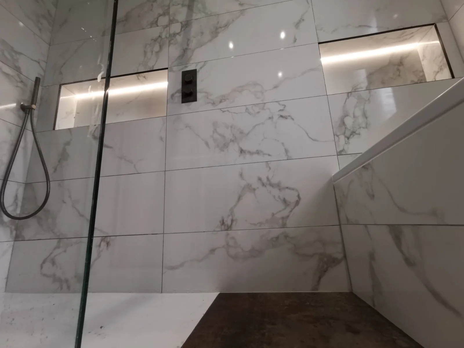 Lit marble-effect niches — AdiDeccor bathroom project